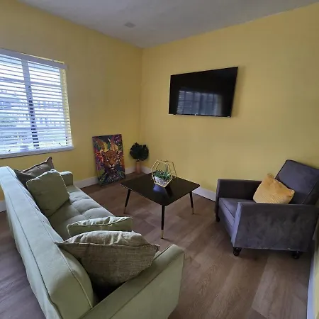 Vibrant Cuban-Style Stay Cozy For 6 Guests!
